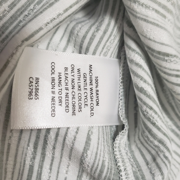 Caslon V-neck blouse - Picture 7 of 8